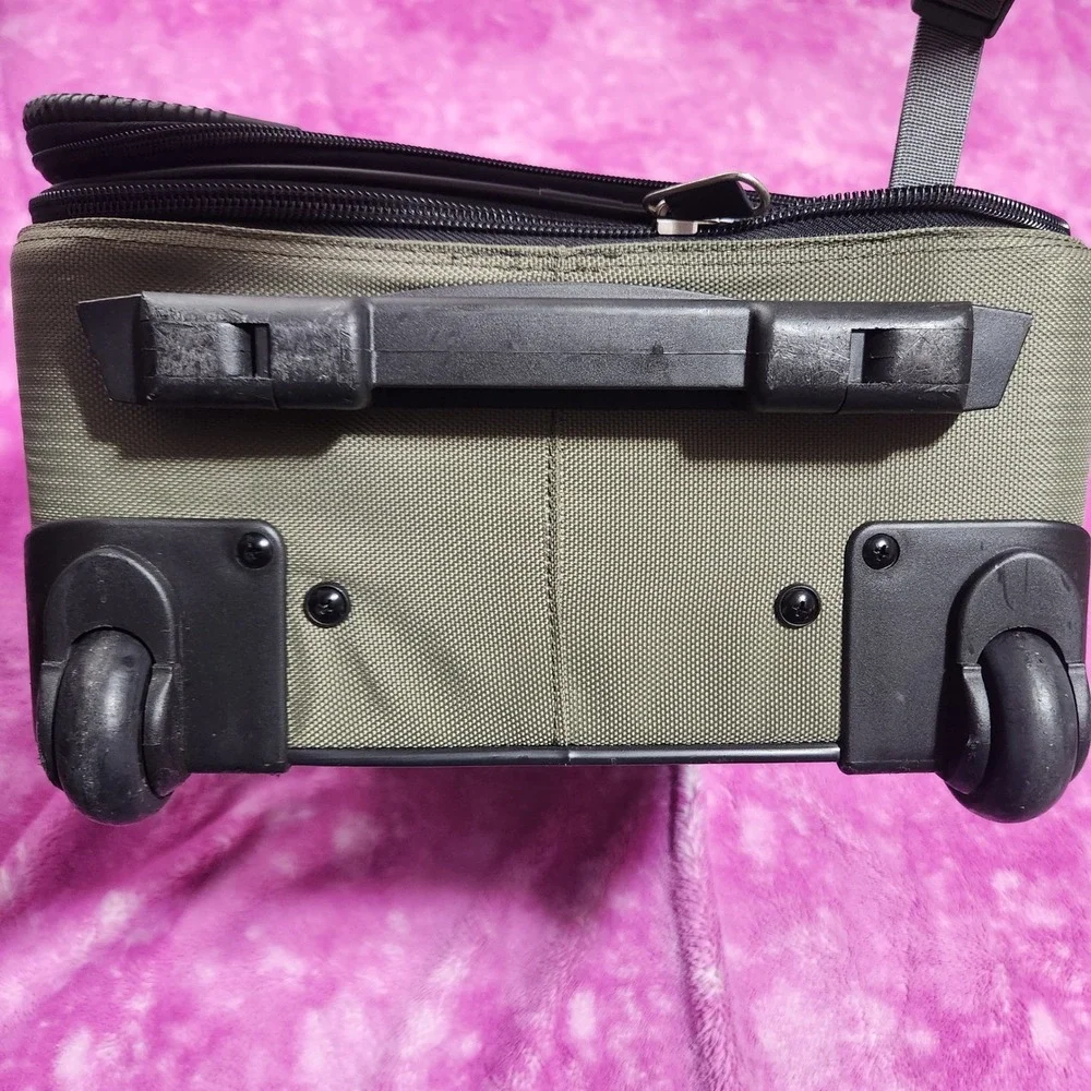 Travelpro Walkabout Lite 22 Inch Rolling Carry‎ On Expandable Teflon Suitcase